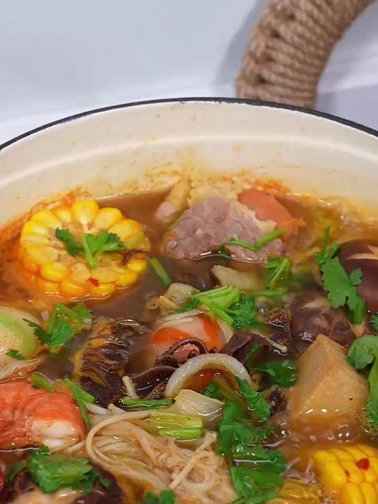 天冷了就像我这样煮上一锅低油麻辣火锅,热热乎乎的