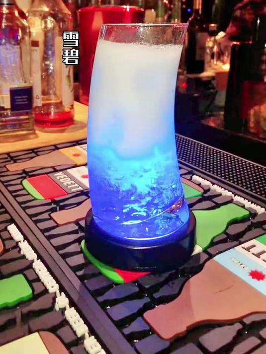 星空鸡尾酒 常见的材料 极低的酒精度 漂亮的星空感