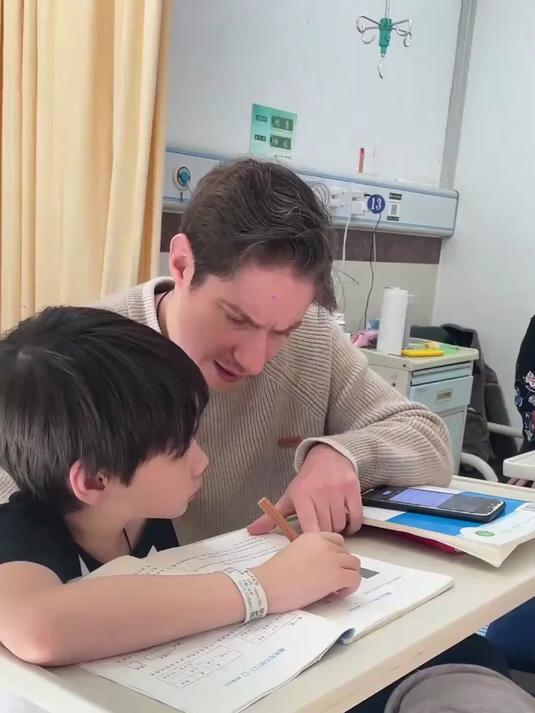 外婆每周都要从开化赶回萧山来看看外孙,她很担心他