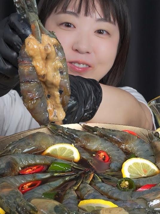 韩国人是有多喜欢吃刺身,这种腌制的黑虎虾你们敢吃吗?