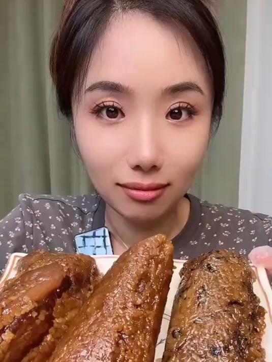 大肉粽子来啦里面肉块大肥而不腻鲜香的味道无敌啦