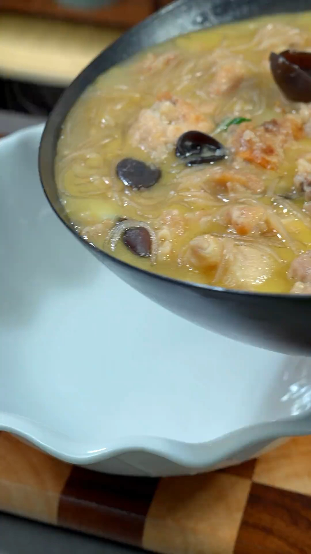 阜阳煎鸡,也叫面包鸡,鸡肉的香味被热油激发的淋淋尽致,特别是喝一口香味浓郁的汤汁