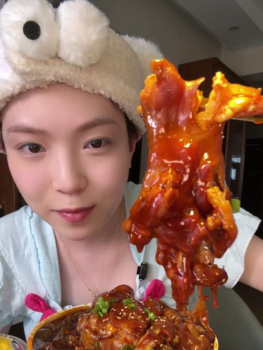 今天在家自制黏糊麻辣烫 脱骨猪蹄可香了