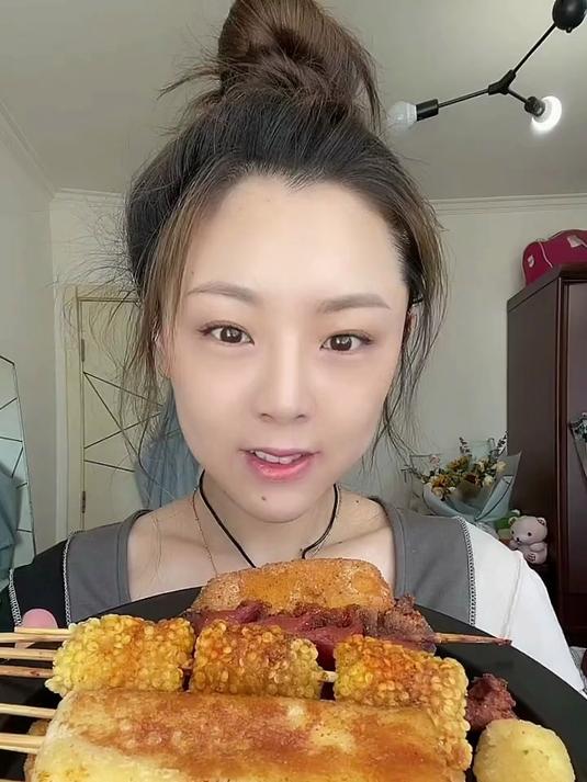 苏小西炸串最喜欢吃炸年糕啦，你们最喜欢吃啥炸串呀？