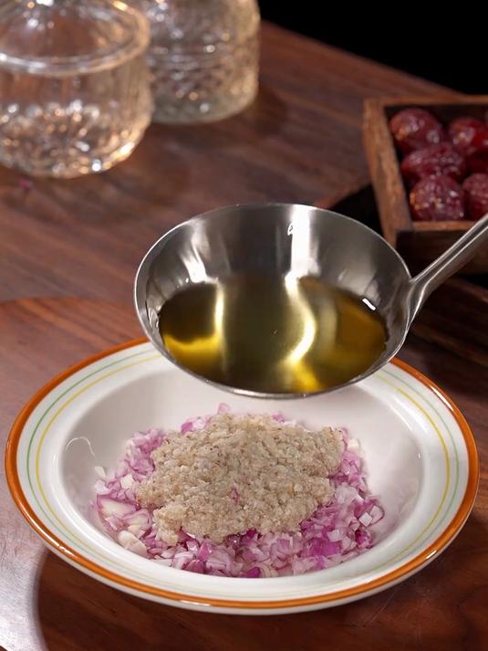 把鸡腿上锅蒸一蒸，就能做出广东特色招牌菜沙姜白切鸡，鲜嫩滑口