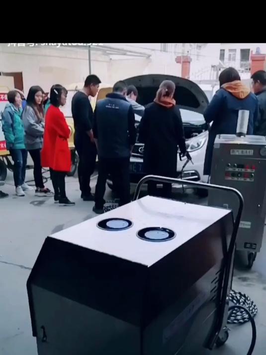 客户来厂考察蒸汽洗车机的功能