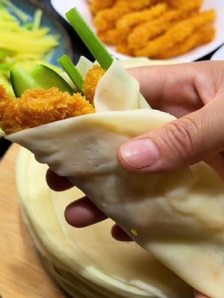 不用揉面,不用醒面,柔软筋道,凉了也不硬的小饼,卷肉卷菜