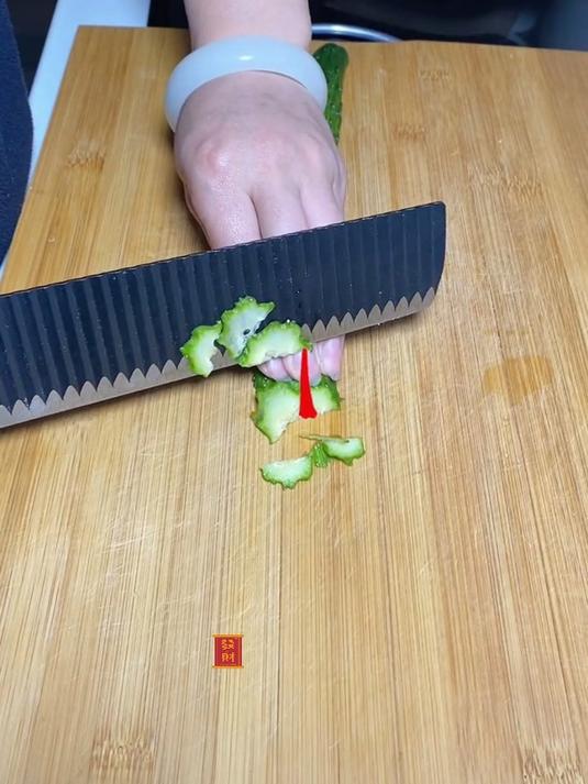 切菜护手器,如同给手指穿上 “隐形铠甲”,安心切菜
