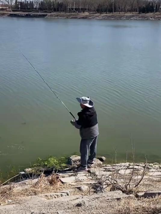 莫之路猎手轻量化2.58锚鱼竿实战测试,来了就开光25斤花花