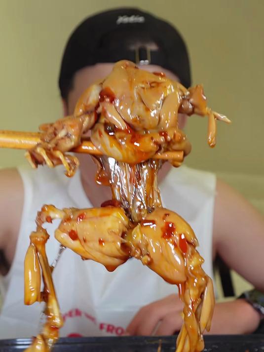 宅家沉浸式炫美蛙火锅、麻辣小龙虾、三文鱼刺身,真给我香懵了!