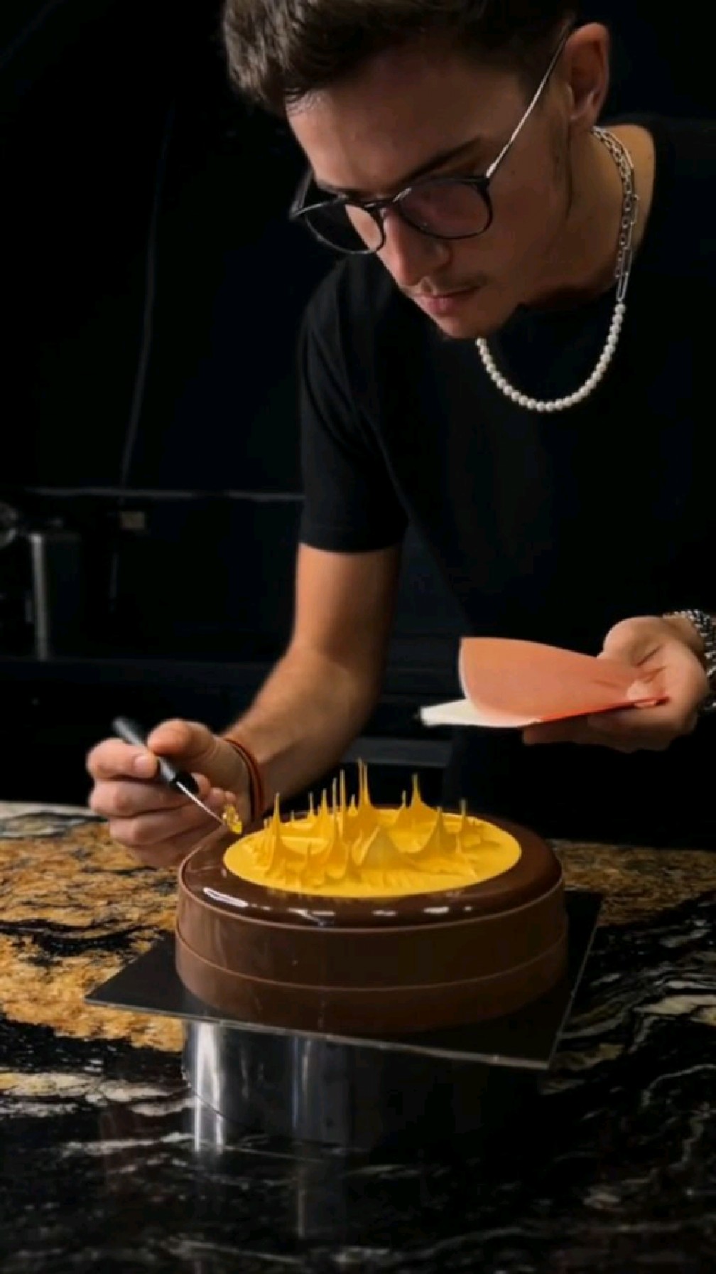 制作精美的巧克力金箔蛋糕