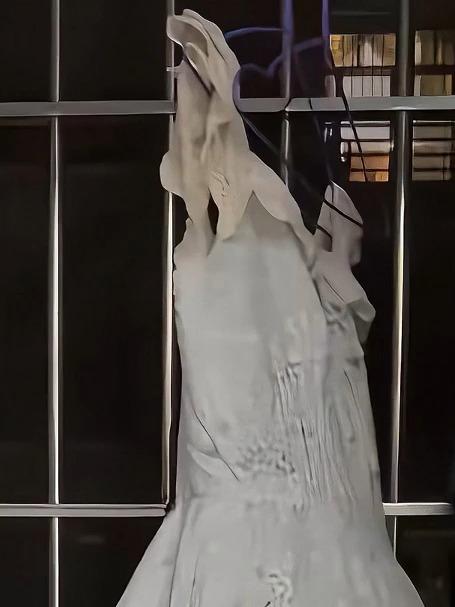 “蛋糕裙”在这一刻具象化了！这是风姑娘在试穿她的新裙子