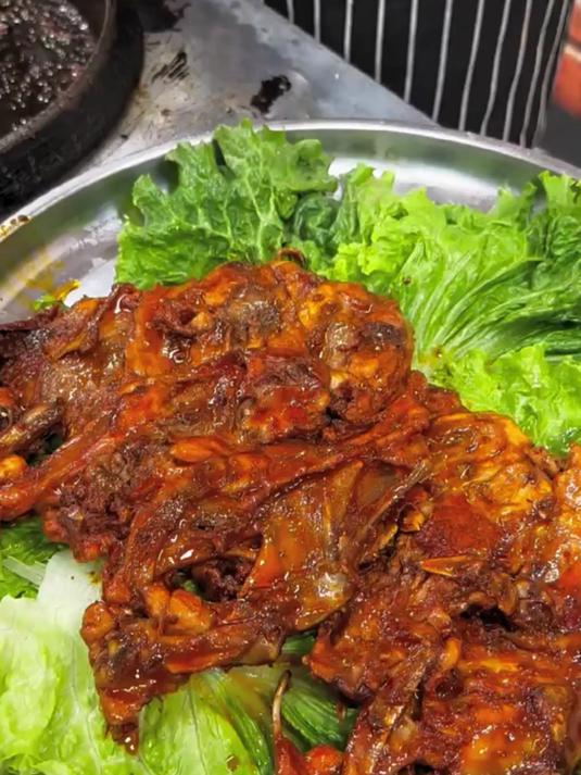 铁板鸡架到底好吃吗?啃着啃着满嘴香,根本停不住!