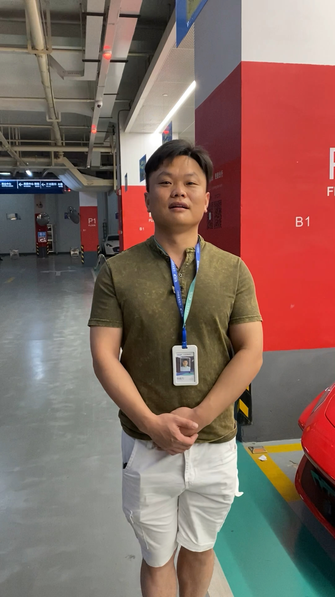 挑战继续进行~~今天我们在地库找到一个宝马车主看下他对我们的上门无水洗车服务满意吗