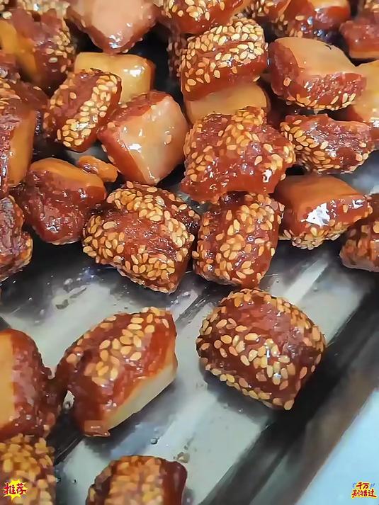 给孩子买点你儿时过年的美味蜜三刀让他们感受一下那时候的糕点!