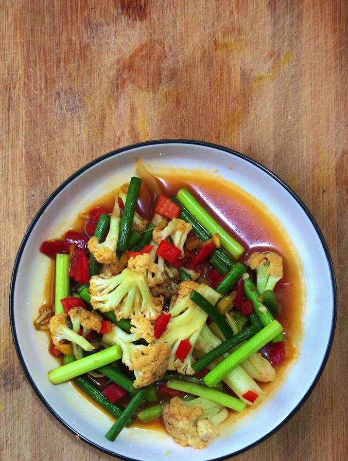 蒜苔搭配什么炒菜好吃,像我这样配花菜炒,简单好吃
