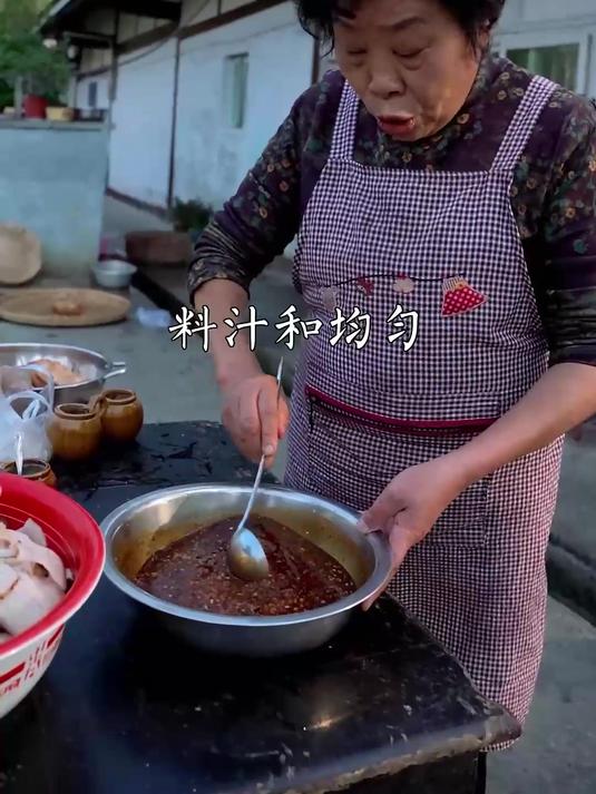 用传统手艺腌制的芋头咸菜和芋头鲝