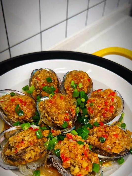 过年的餐桌上给家人做一道蒜蓉粉丝鲍鱼吧