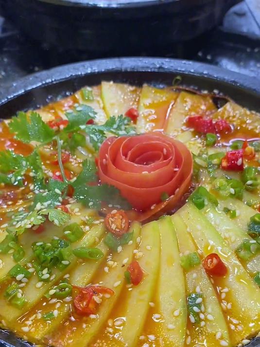 石锅菜,能做三十多道菜品,麻辣鲜香,店里的招牌菜