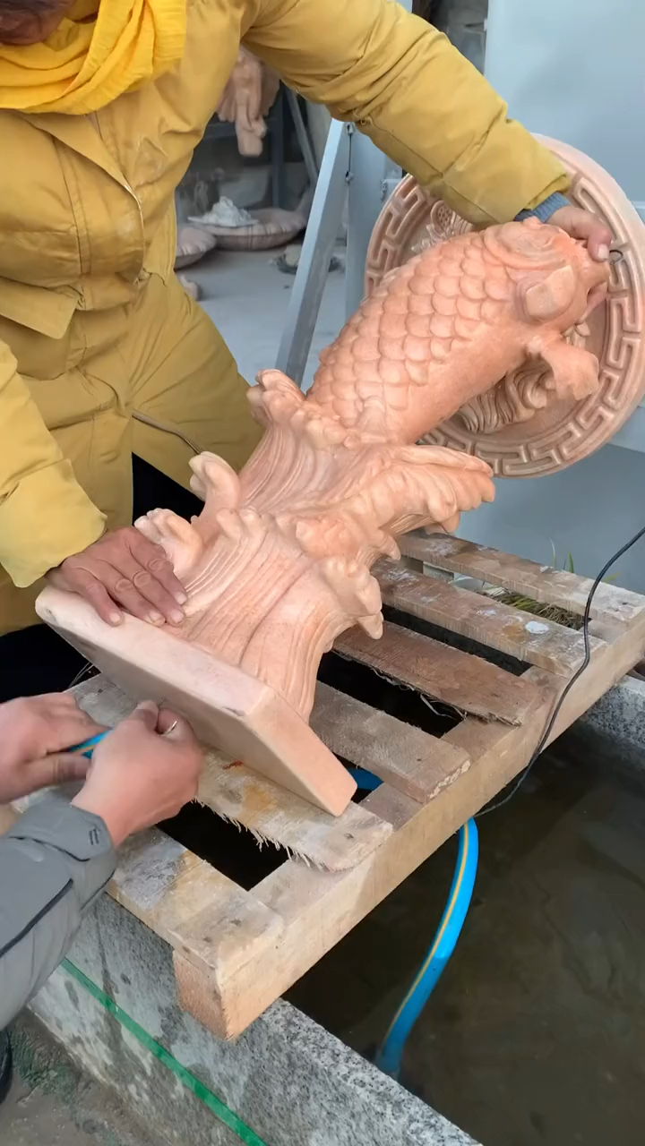 石雕喷水的鱼,穿好水管看看