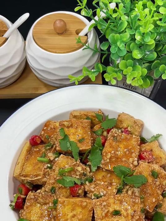 夜市摊最火的臭豆腐,今天在家做了家庭版的,臭香臭香的,太好吃啦#臭豆腐#