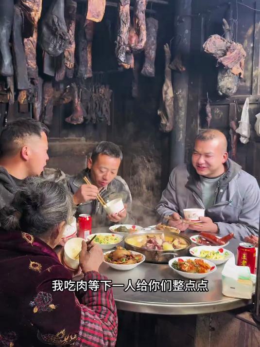 都说东吃萝卜夏吃姜、其实春天的萝卜更好吃尤其是和腊肉炖出来味道太安逸了