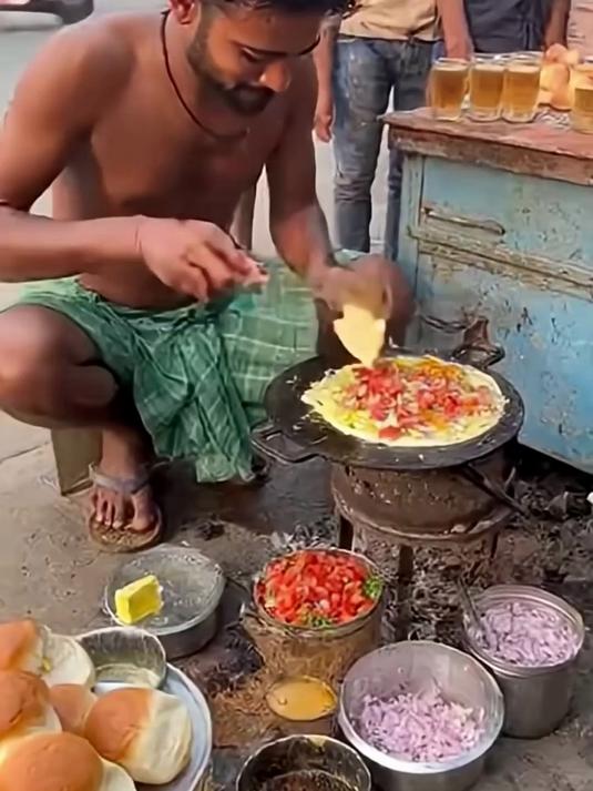 街头蛋饼汉堡制作实拍，金黄酥脆香气扑鼻