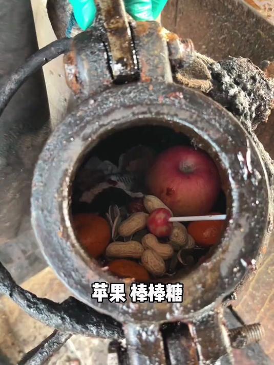 嘣鸡里面加水果你们见过吗 他居然还加棒棒糖?