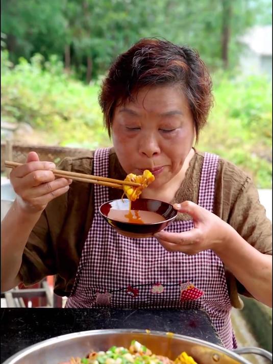 最近的猪肉便宜了,买了块上好五花肉做坛坛肉,也叫油底肉坛子肉