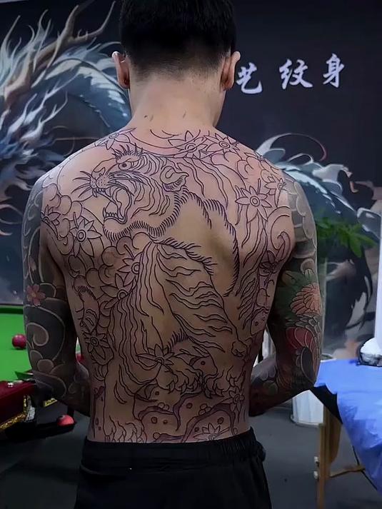 精神小伙满背纹身,看着真霸气,惹不起