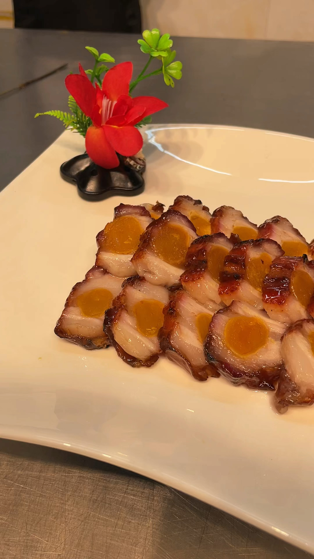 港式蛋黄叉烧肉摆盘,品轩烧腊实体店培训,专业教烧鸭烧鹅叉烧等技术!