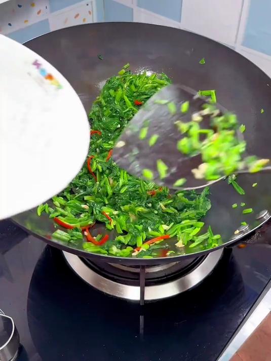 菠菜这样做,不仅简单,而且营养又美味