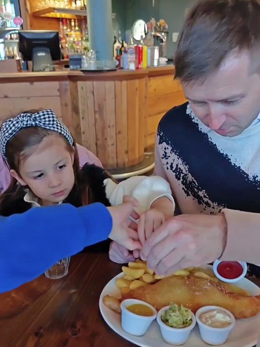 混血宝宝刚来英国时第一次吃到炸鱼薯条