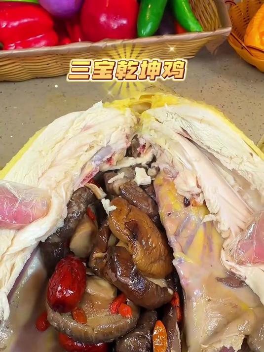 高州特色美食三宝乾坤鸡 汁鲜肉嫩 清香扑鼻 连汤汁都是清甜的
