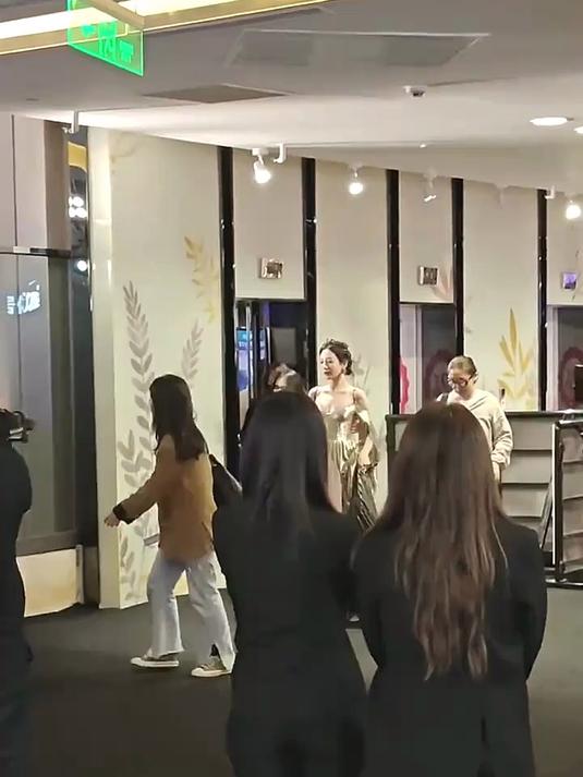 迪丽热巴鎏金长裙加盘发造型，美的太高级了