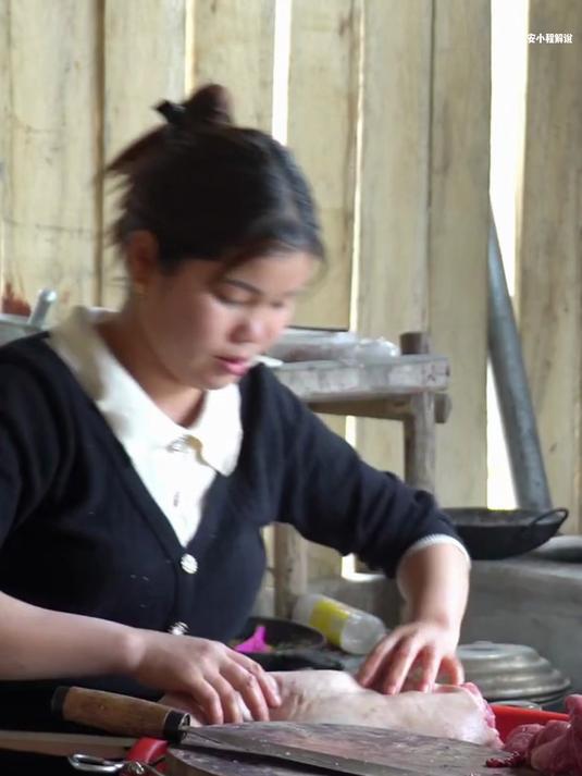 翠花制作熏肉,一个人忙也很开心