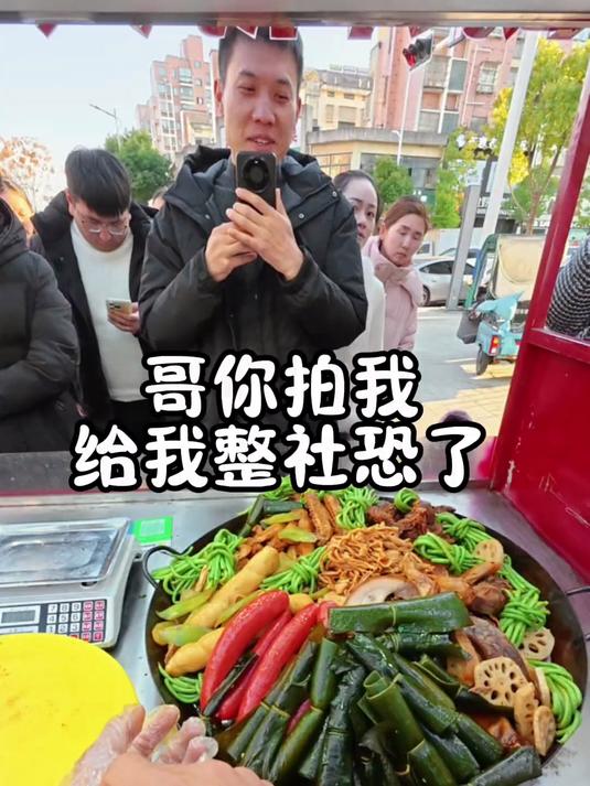 90后小伙在县城摆摊卤菜