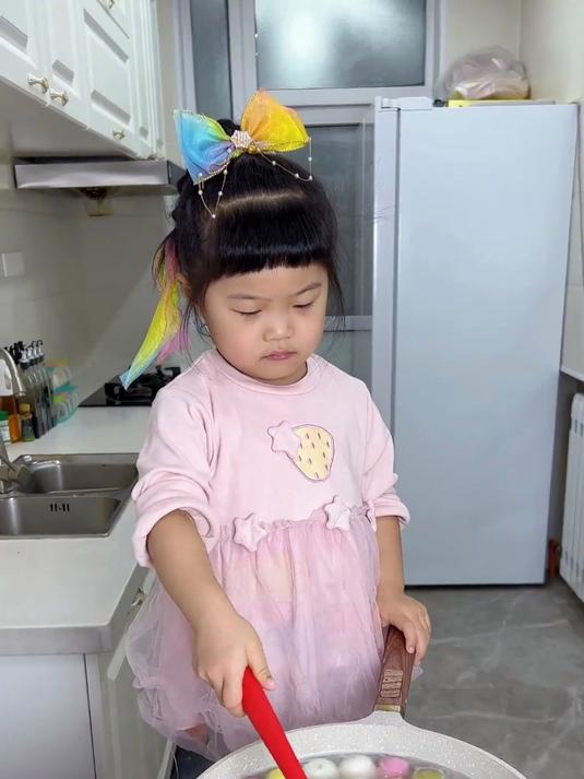 闺女自制的手工彩色小汤圆,又好看又好吃呢