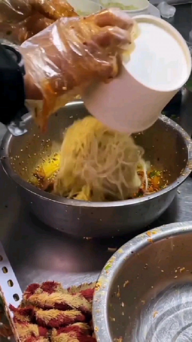 地方特色美食鸡架拌面