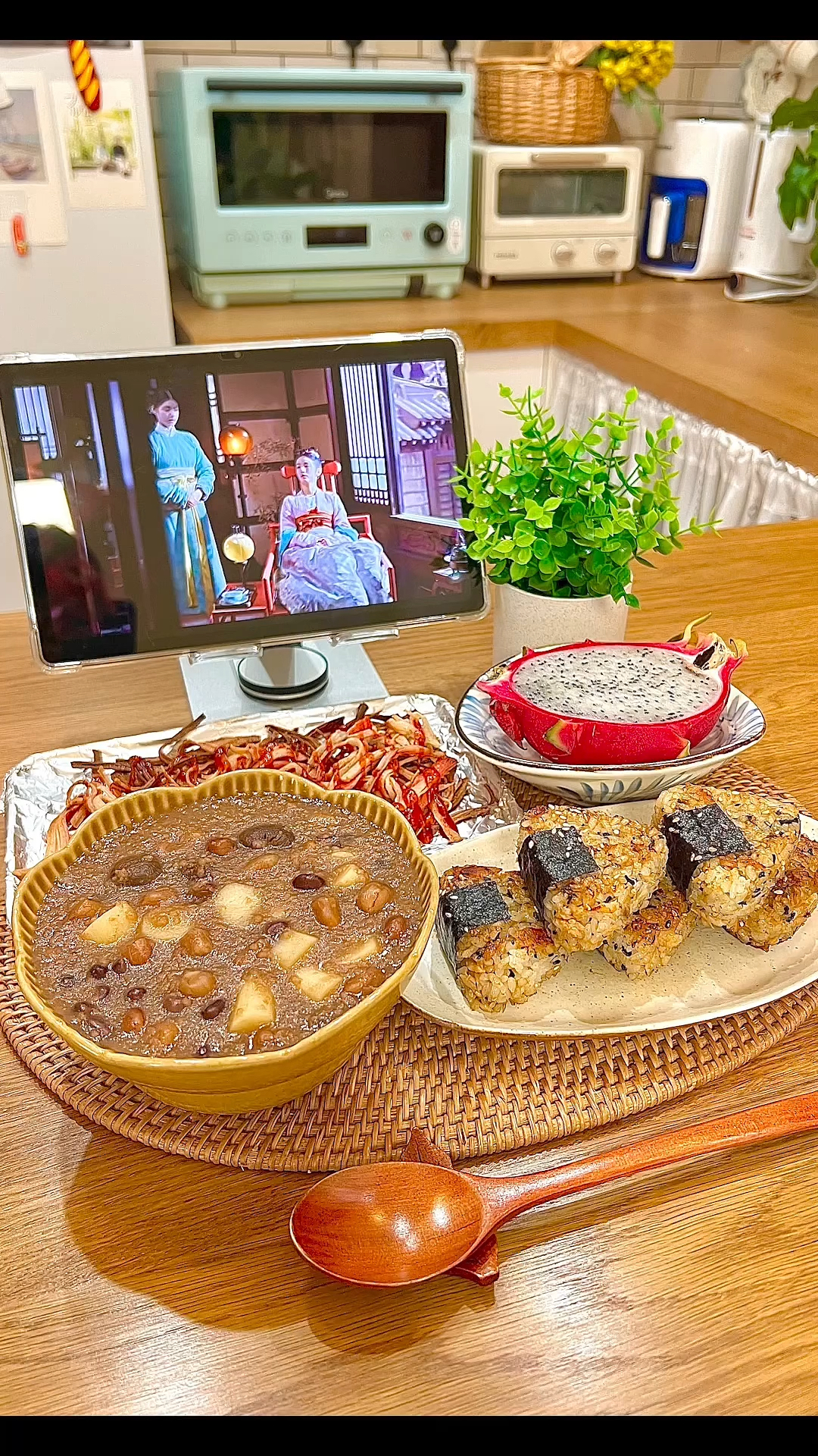一人食:今天吃红豆山药粥,照烧饭团,烤蟹柳