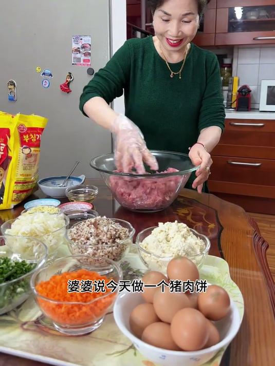 韩国婆婆今天做好吃又简单的猪肉饼。大人小孩都爱吃