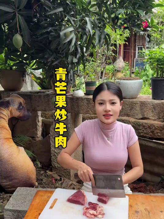 看我云南老婆如何做青芒果炒牛肉