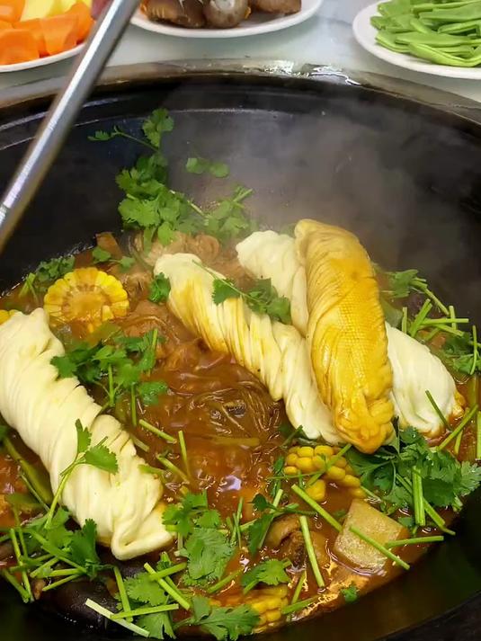 东北特色铁锅炖 黑爪鸡搭配排骨,大人小孩都爱吃!