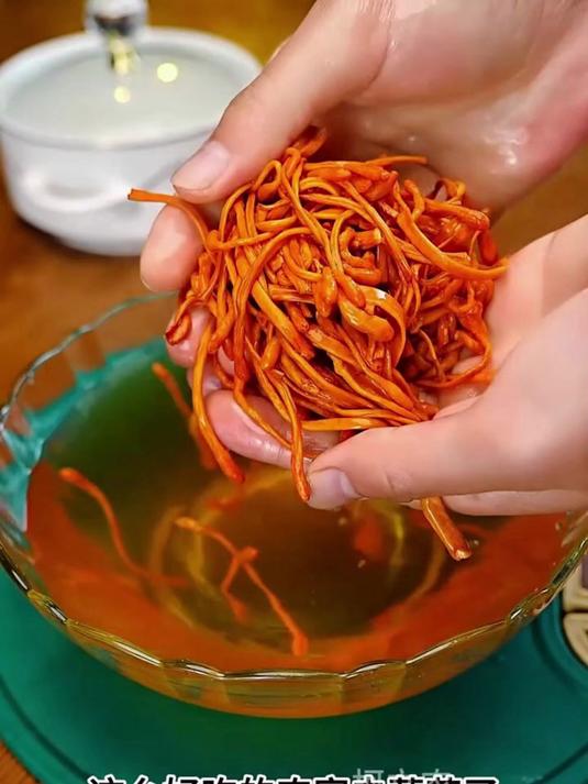 想喝鲜美的鸡汤?虫草花炖一炖超绝