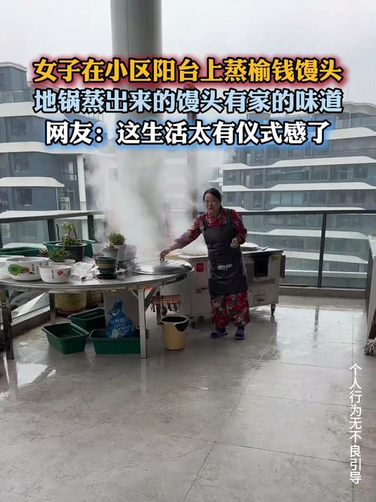 女子在小区阳台上蒸榆钱馒头,地锅蒸出来的馒头有家的味道
