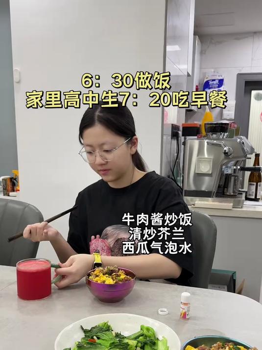 今天的牛肉酱炒饭味道不错,就米饭煮的太黏了,父女俩一直说好吃