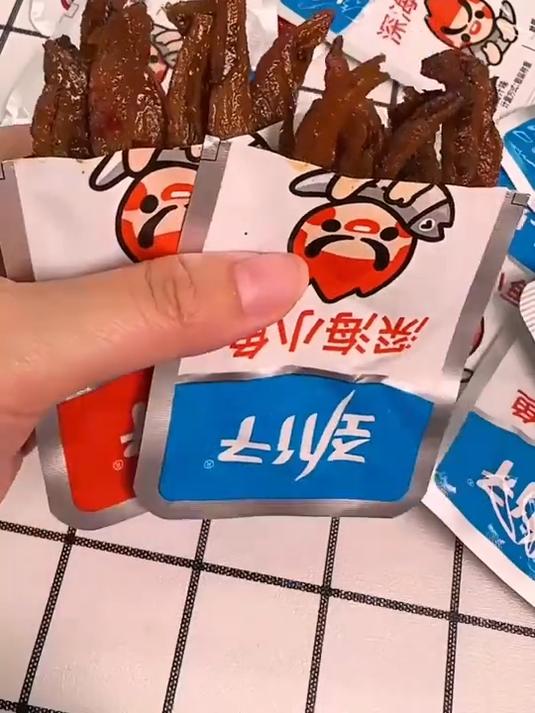劲仔小鱼干香辣劲爽。每一口小鱼干都蕴含独特的湖南香辣风味