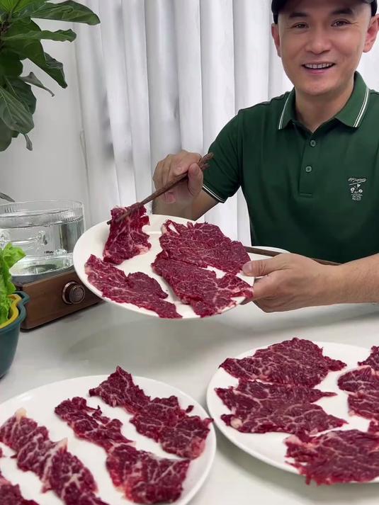雪花牛肉清水打边炉火锅，享受那种辛苦稳埋自在食的快乐！