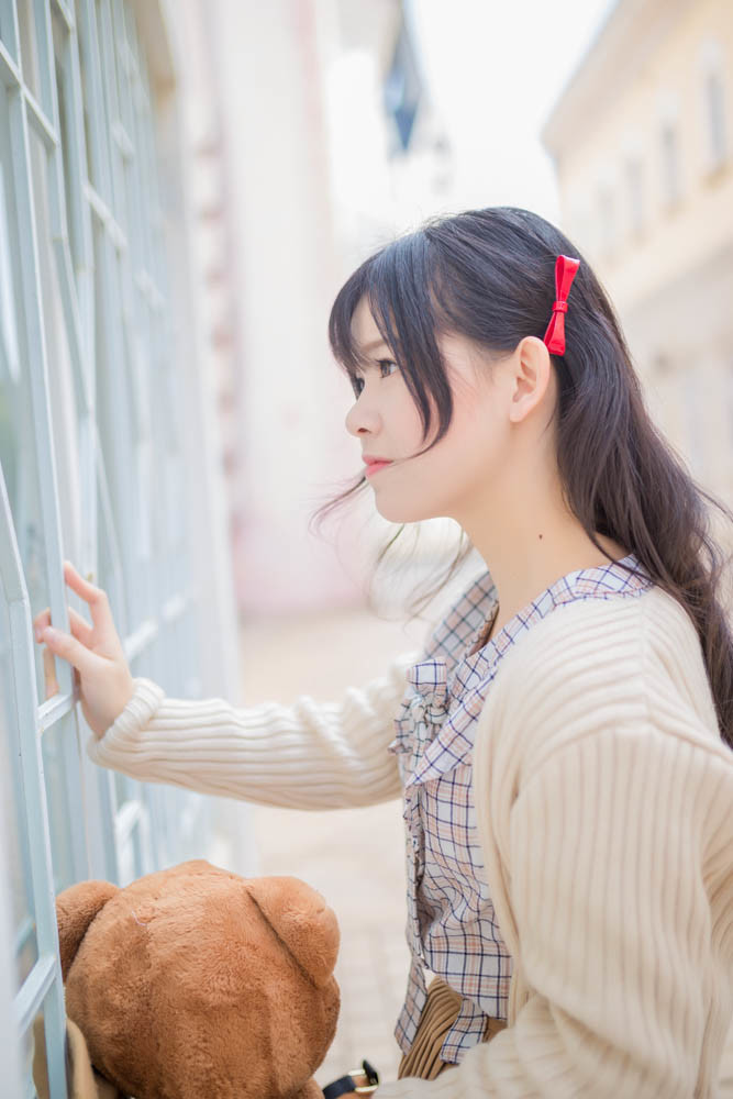 图片[2]-钢琴前的少女-六色网