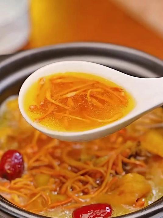 用虫草花炖鸡,享受美好饮食时光